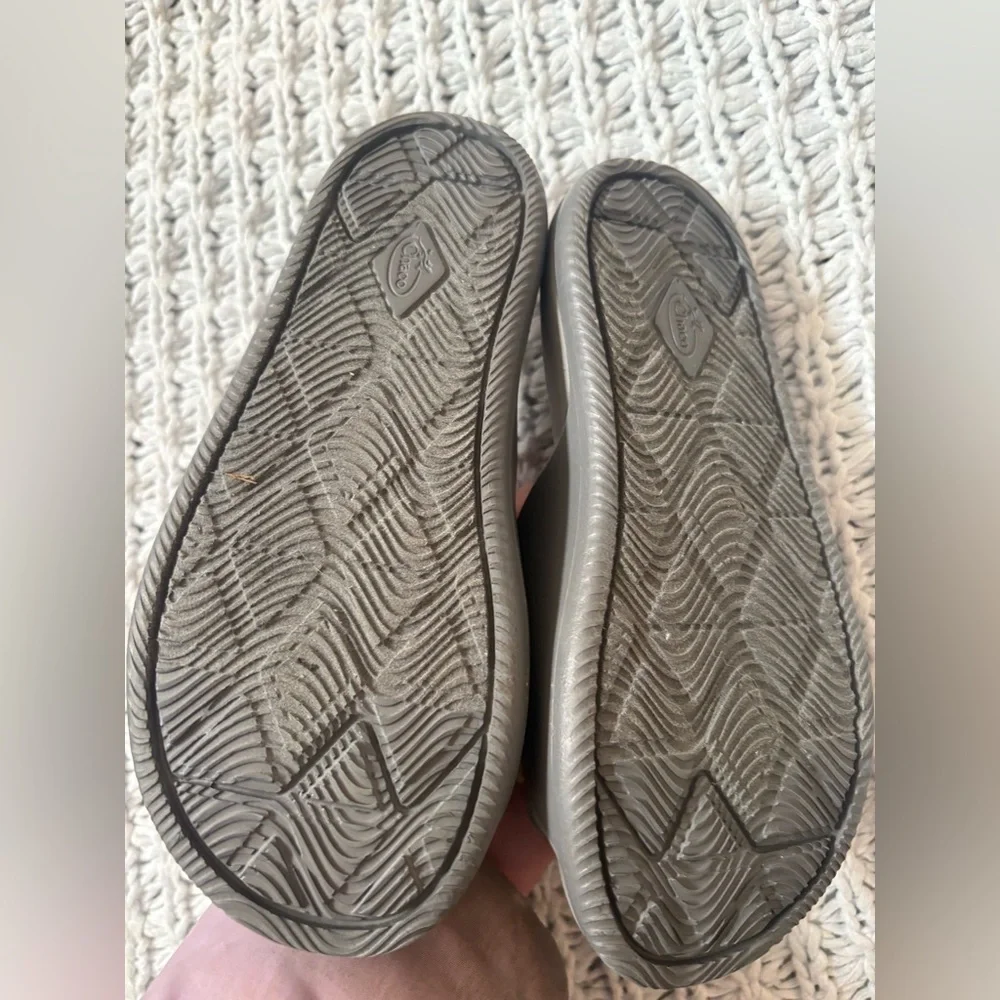 Chaco kids Chillos Slides. gray and yellow EUC SIZE. 1